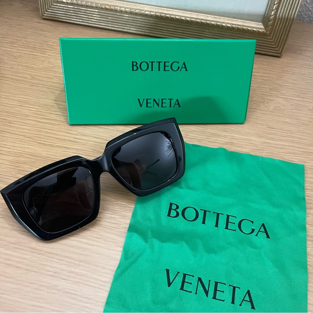 ★ Bottega Veneta Black Sunglasses